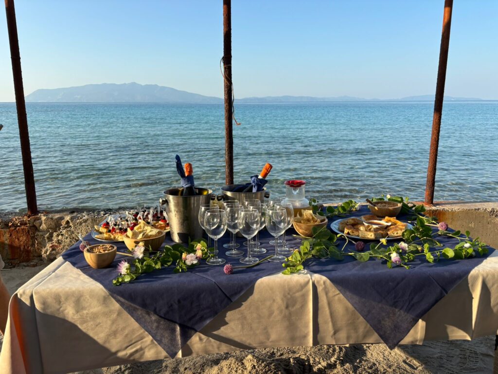 Tavolo apparecchiato per un aperitivo vista mare a Pianosa
